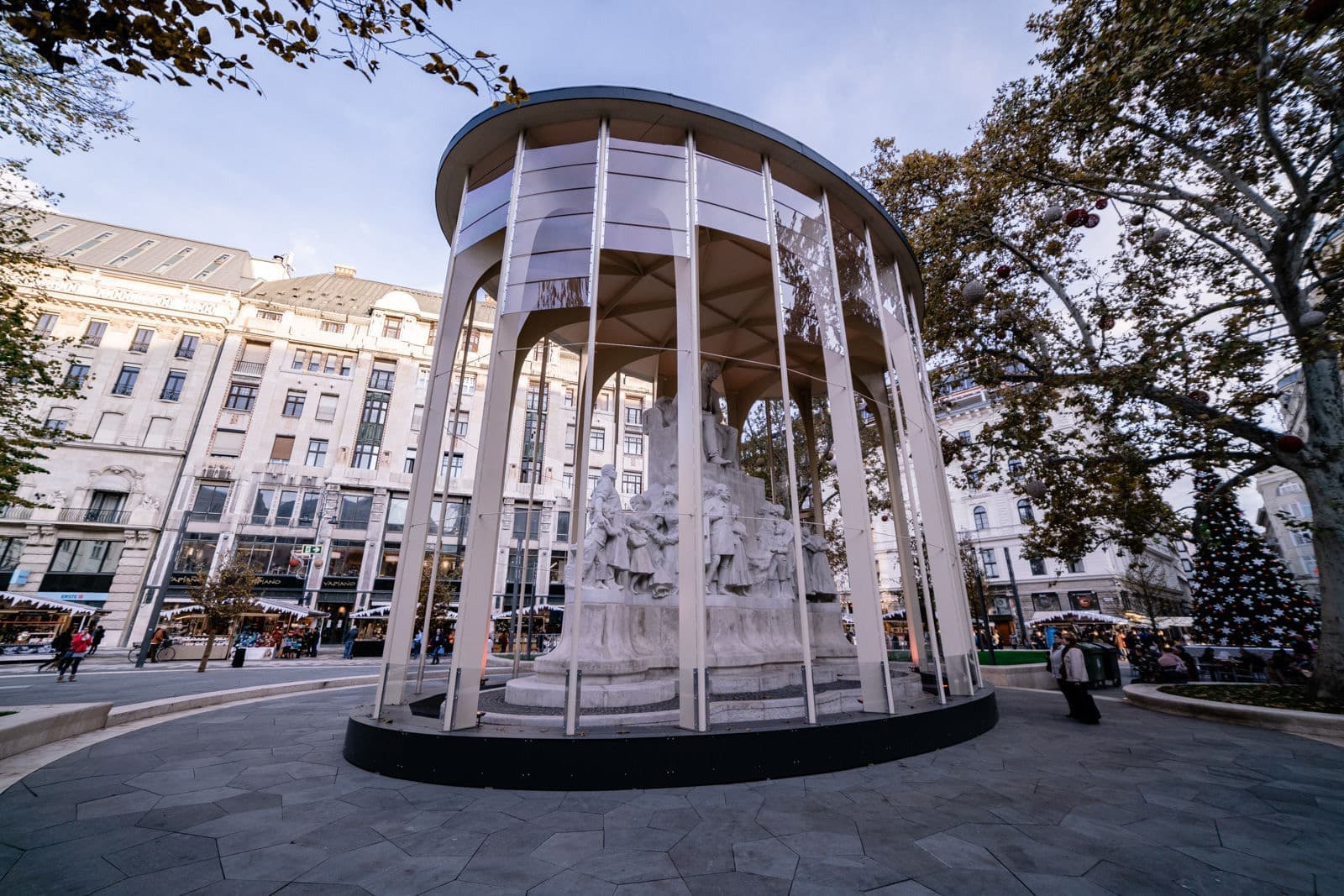 Art Shield - Vörösmarty Pavilion. Hello Wood