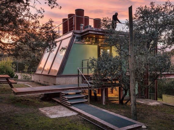 Penelas Architects построили дом из стекла и металла в лесу в Испании Penelas Architects построили дом из стекла и металла в лесу в Испании