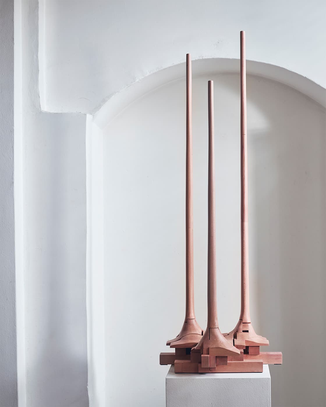 Шо Ота, вешалка для одежды Surfaced. Фото: Jeroen van der Spek. Стайлинг: Cleo Scheulderman