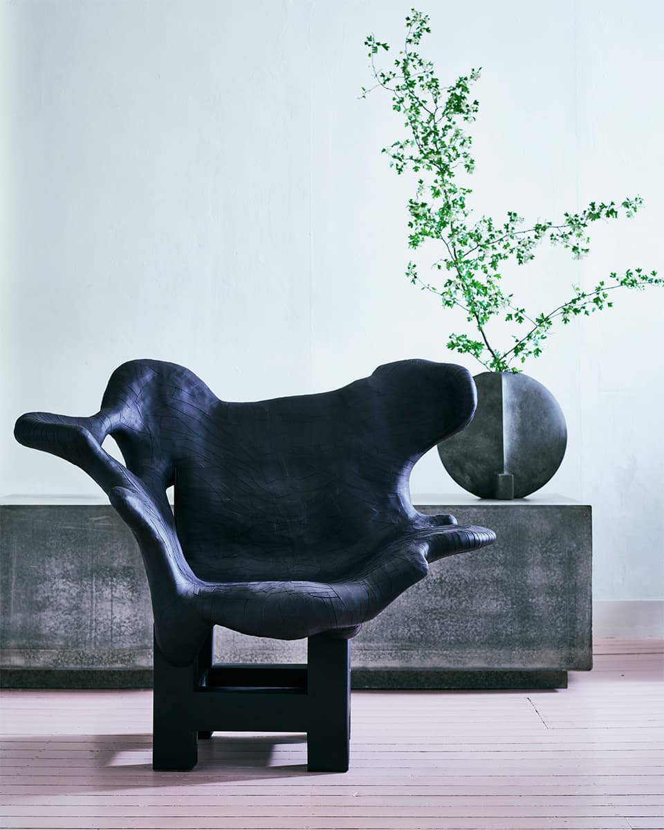 Вадим Кибардин, «Бумажное кресло №5», картон, черная бумага. Фото: Jeroen van der Spek. Стайлинг: Cleo Scheulderman