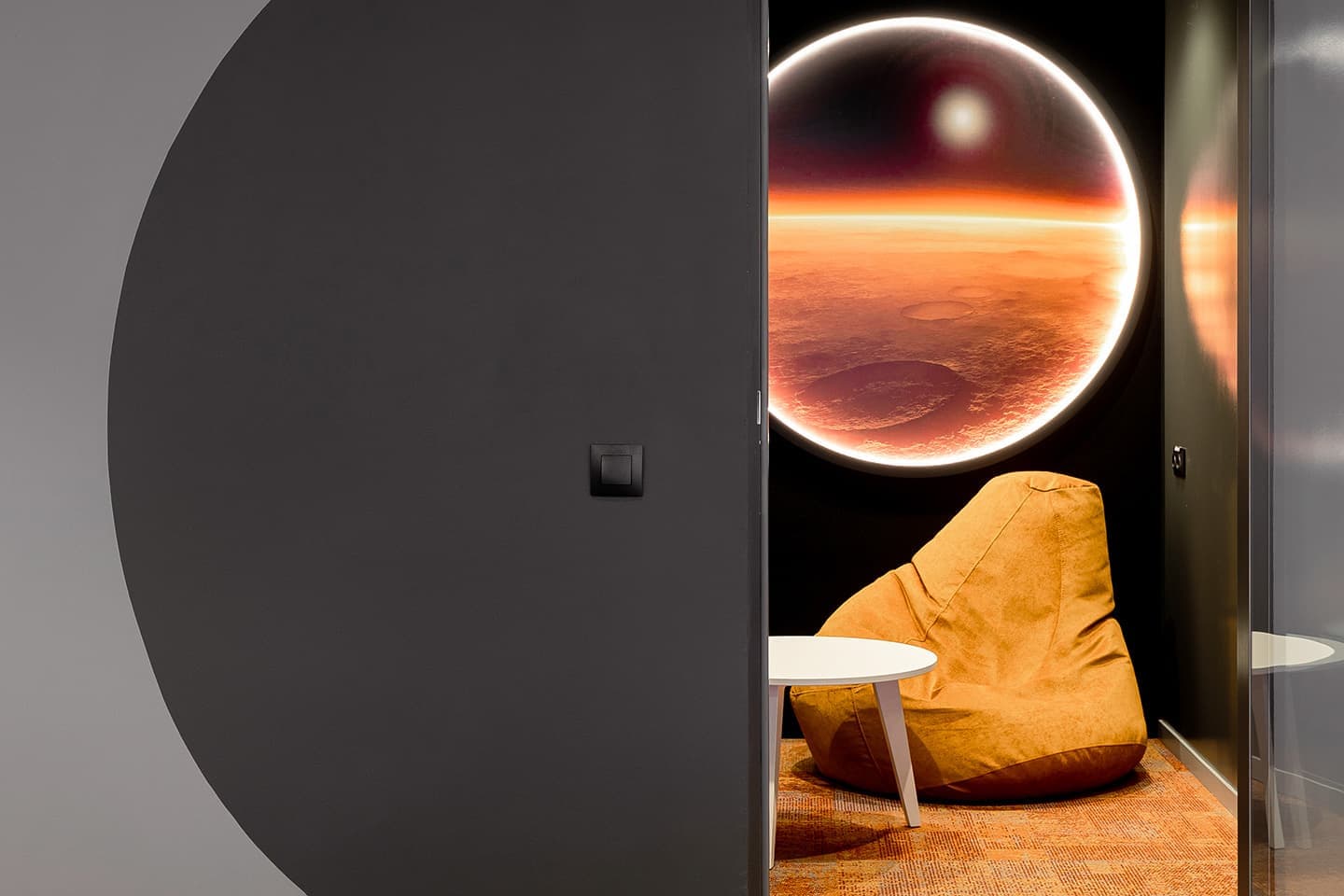 Ретро-футуристичный офис банка – проект студии IND architects