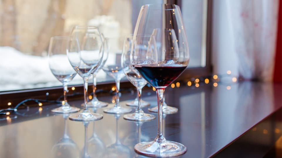 Riedel создал терруарный бокал Alma Red для крымских вин Riedel создал терруарный бокал Alma Red для крымских вин