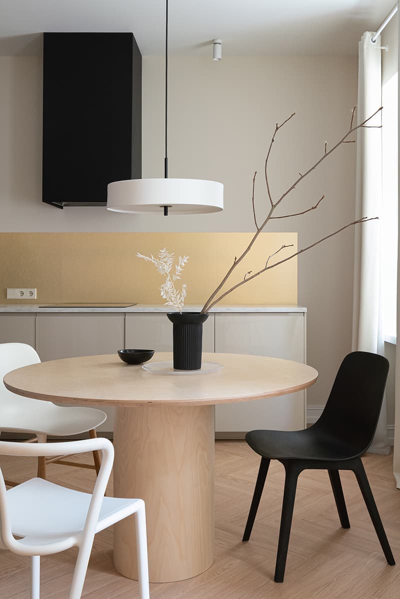 Квартира в бежевых оттенках с контрастными деталями – проект дизайнера Владимира Березина