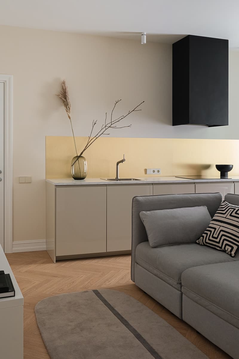 Квартира в бежевых оттенках с контрастными деталями – проект дизайнера Владимира Березина