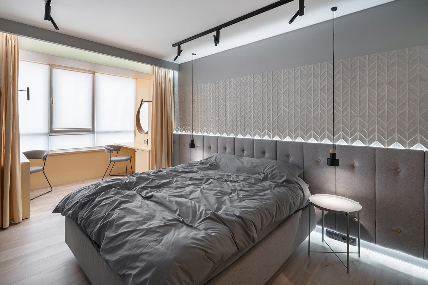 Квартира в голубых и желтых тонах со скрытыми решениями и авторской люстрой – проект дизайнера Иры Лисюк