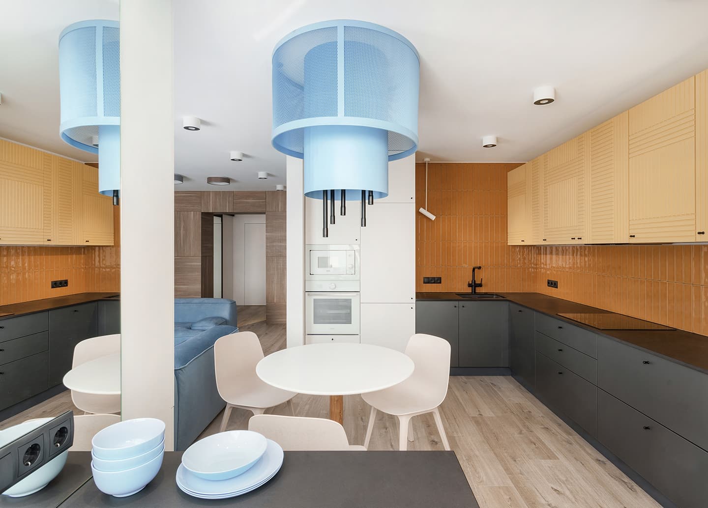 Квартира в голубых и желтых тонах со скрытыми решениями и авторской люстрой – проект дизайнера Иры Лисюк