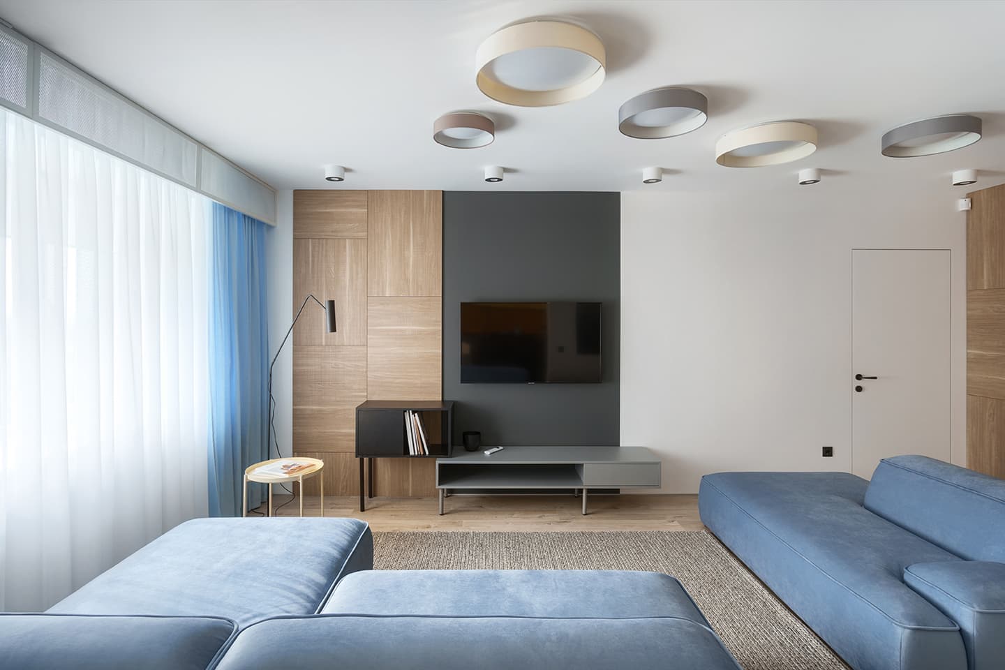 Квартира в голубых и желтых тонах со скрытыми решениями и авторской люстрой – проект дизайнера Иры Лисюк