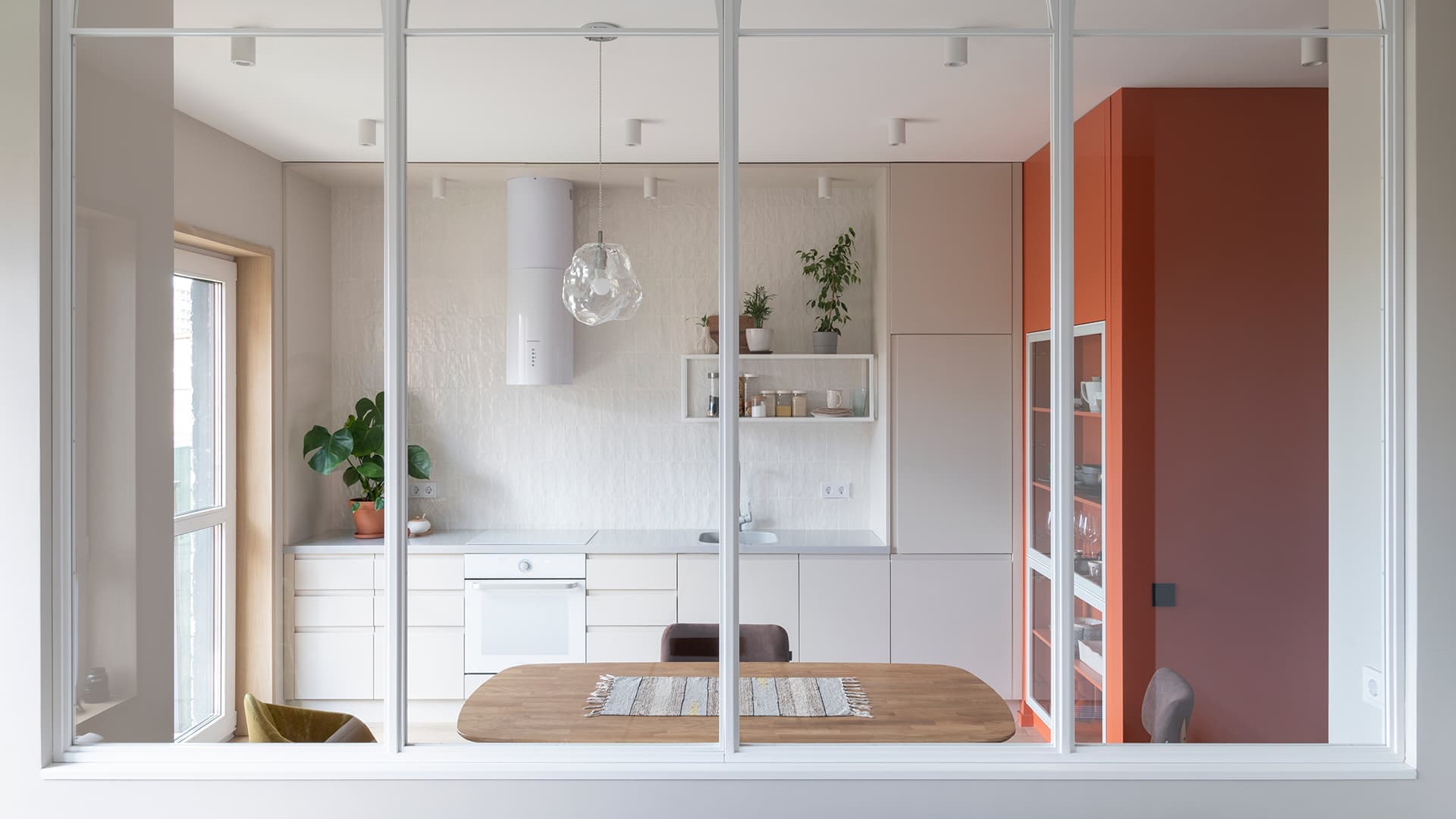 Светлая квартира со стеклянной перегородкой – проект бюро FREYA Architects Светлая квартира со стеклянной перегородкой – проект бюро FREYA Architects