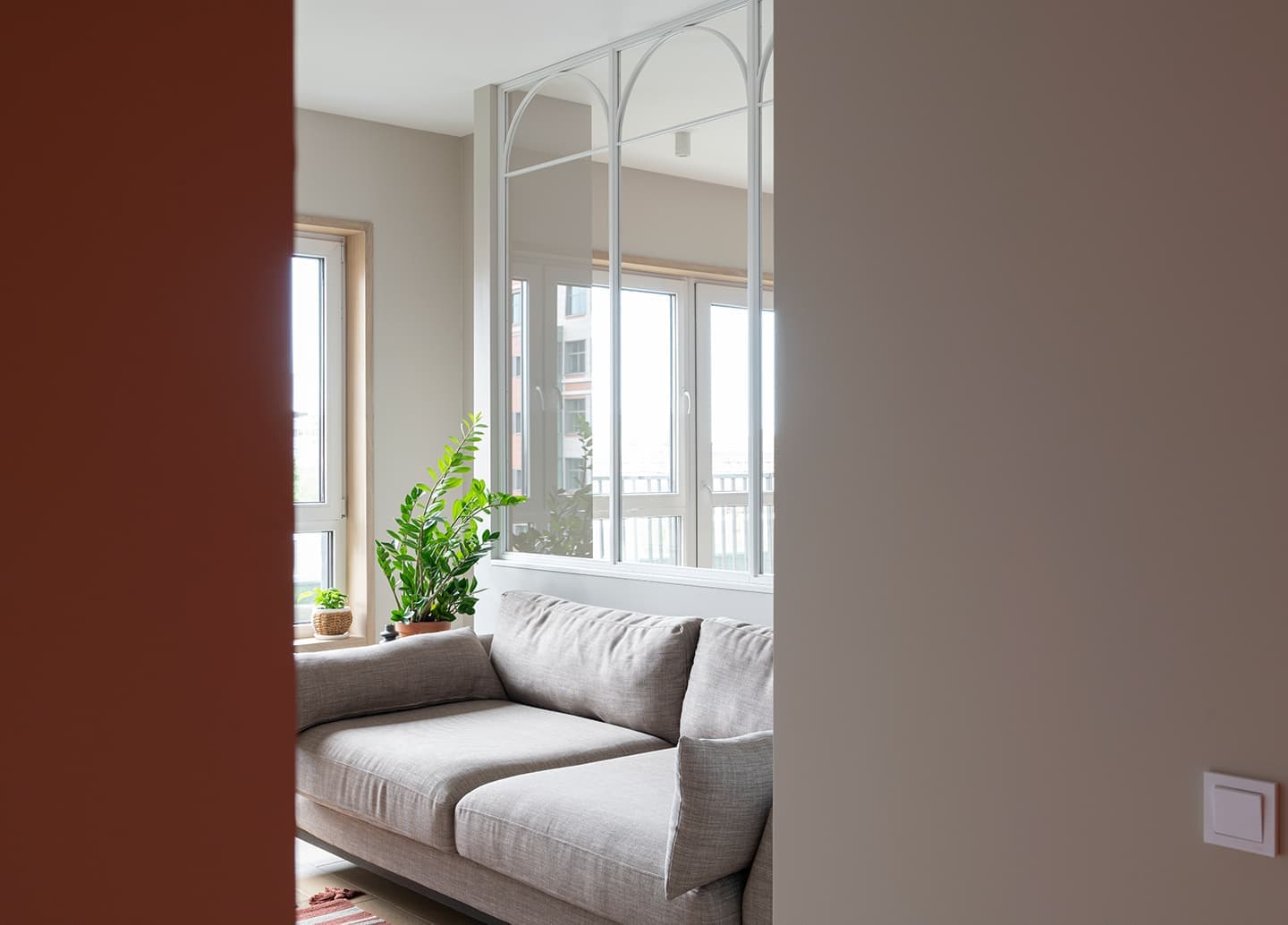 Светлая квартира со стеклянной перегородкой – проект бюро FREYA Architects