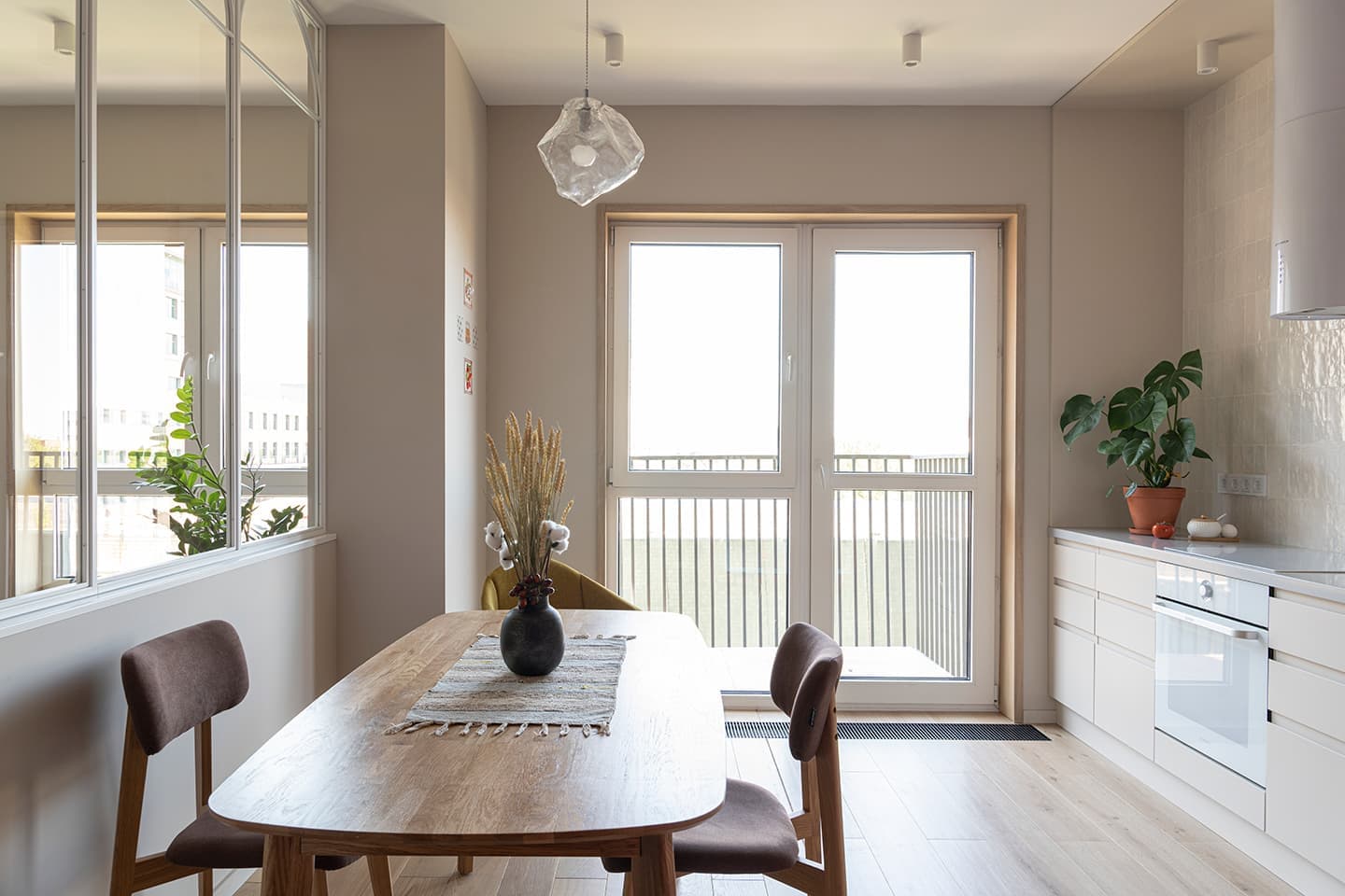 Светлая квартира со стеклянной перегородкой – проект бюро FREYA Architects