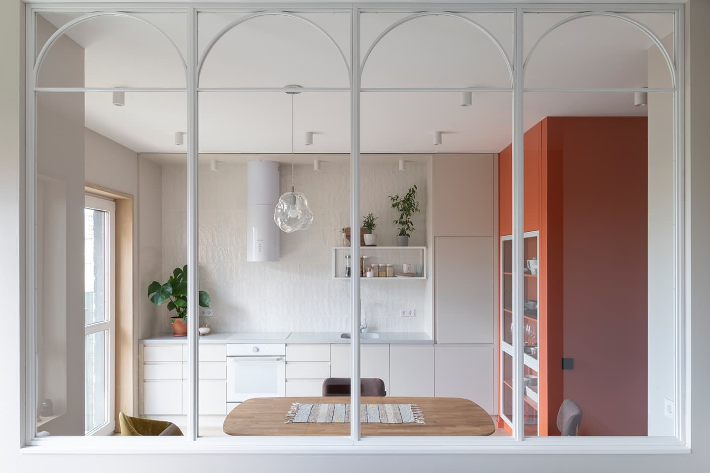 Светлая квартира со стеклянной перегородкой – проект бюро FREYA Architects