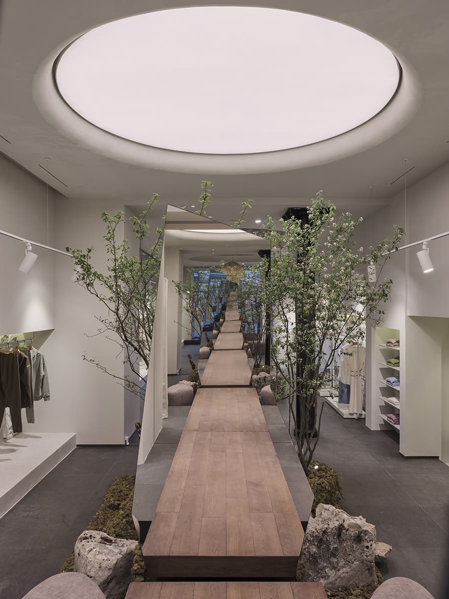 Магазин бренда одежды с гармоничным природным интерьером – проект бюро JL STUDIO