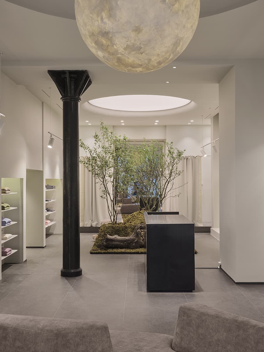 Магазин бренда одежды с гармоничным природным интерьером – проект бюро JL STUDIO