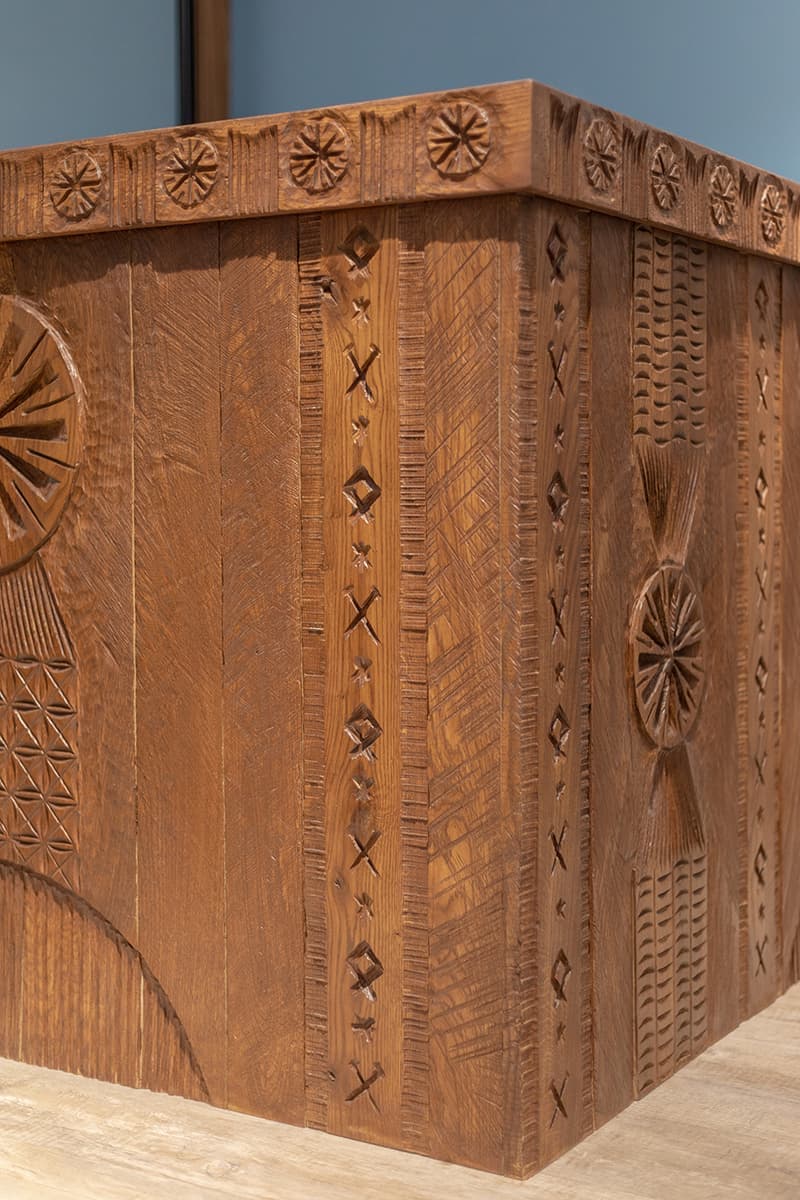 Ателье с предметами современного искусства и деревянным декором – проект бюро Nativ Studio