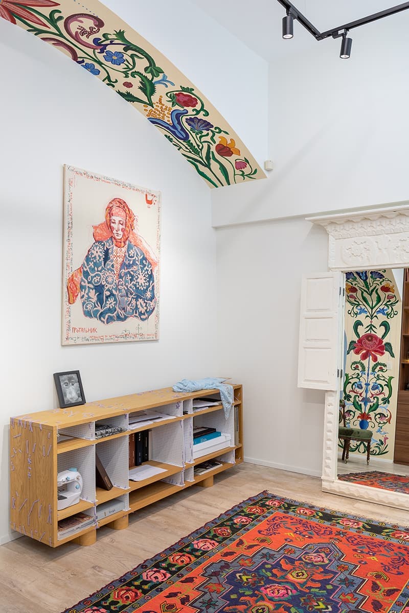 Ателье с предметами современного искусства и деревянным декором – проект бюро Nativ Studio