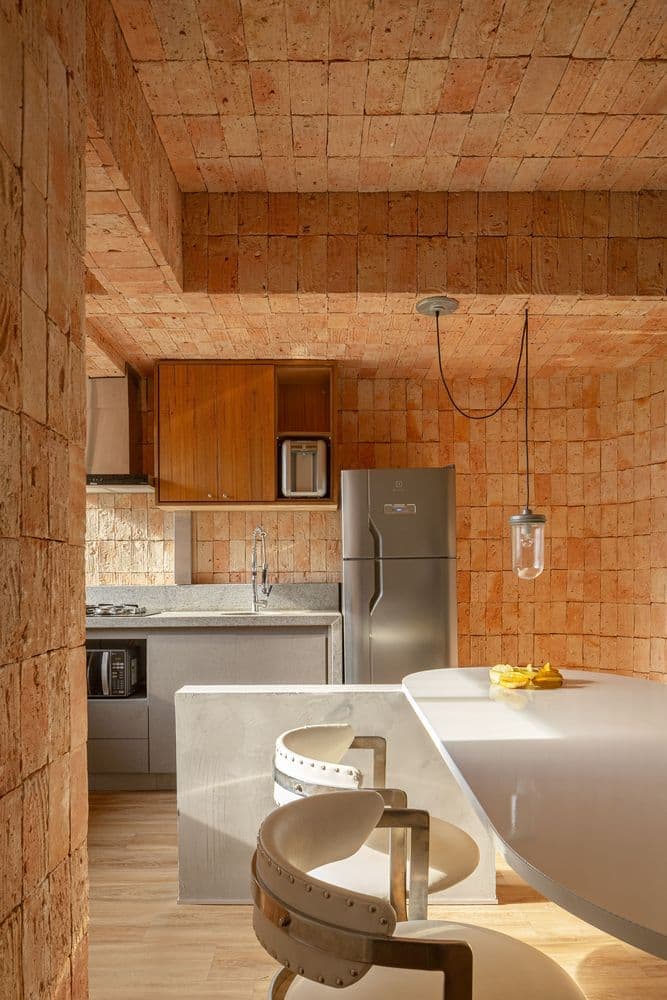 Апартаменты с кирпичными стенами – проект студии EB Arquitetos