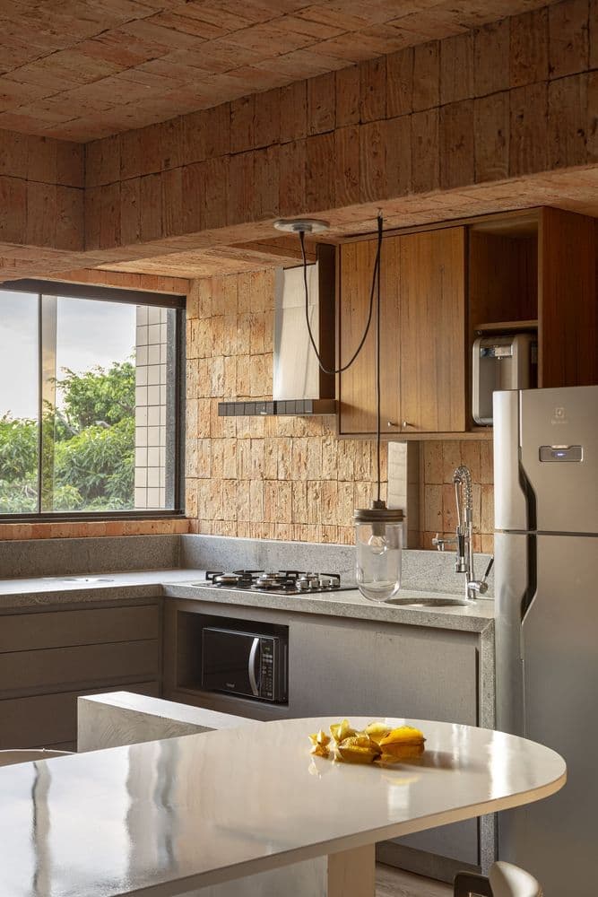 Апартаменты с кирпичными стенами – проект студии EB Arquitetos