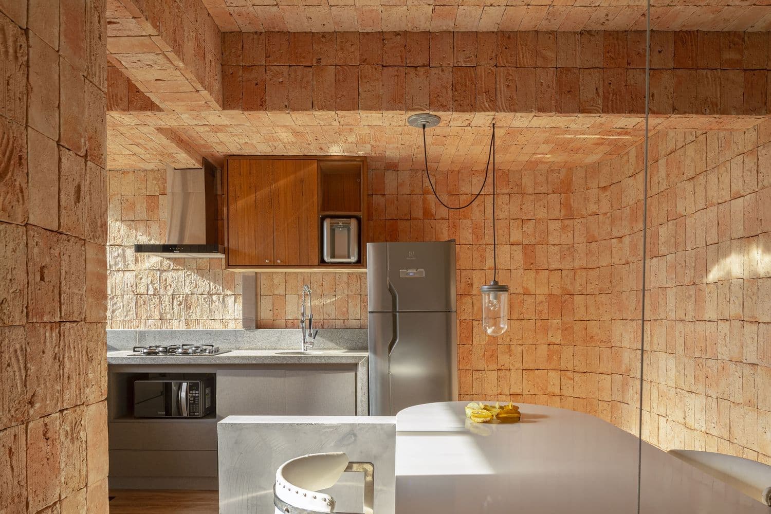 Апартаменты с кирпичными стенами – проект студии EB Arquitetos