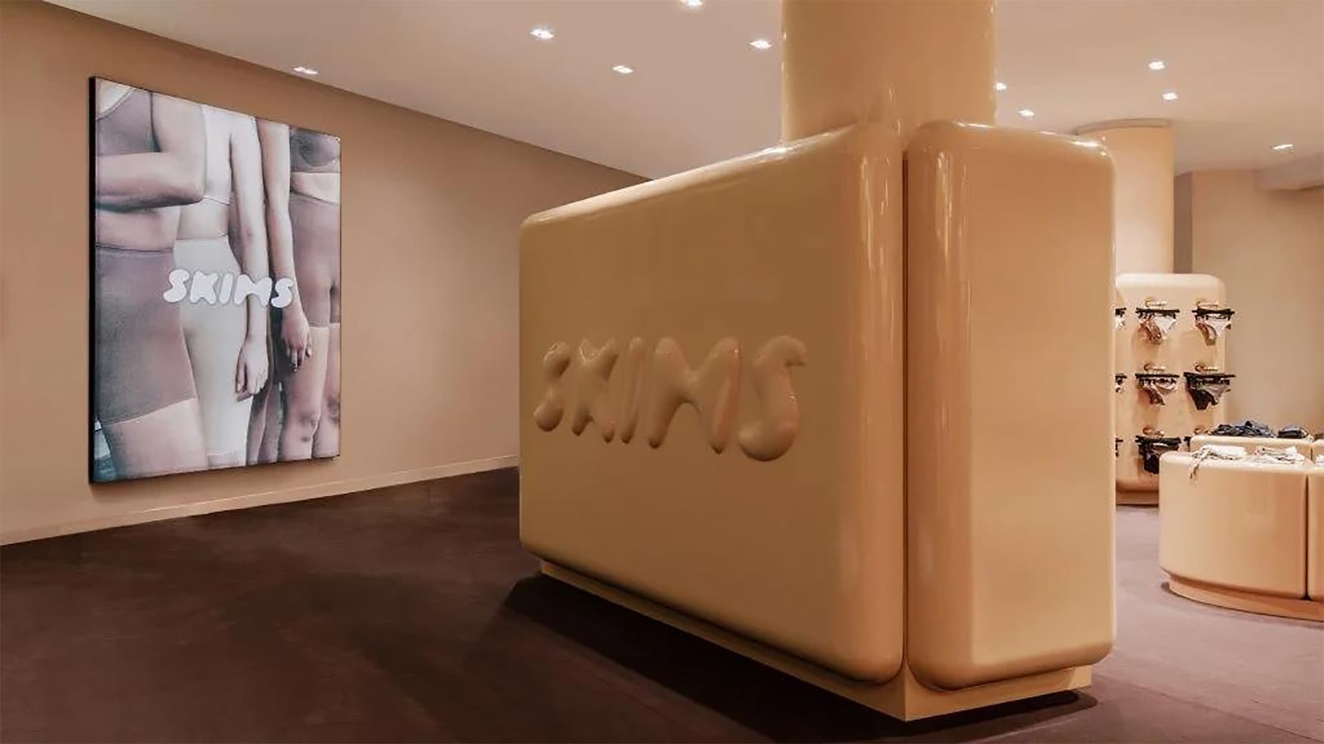 Глянцевый интерьер для магазина SKIMS в Париже – проект Вилло Перрона Глянцевый интерьер для магазина SKIMS в Париже – проект Вилло Перрона