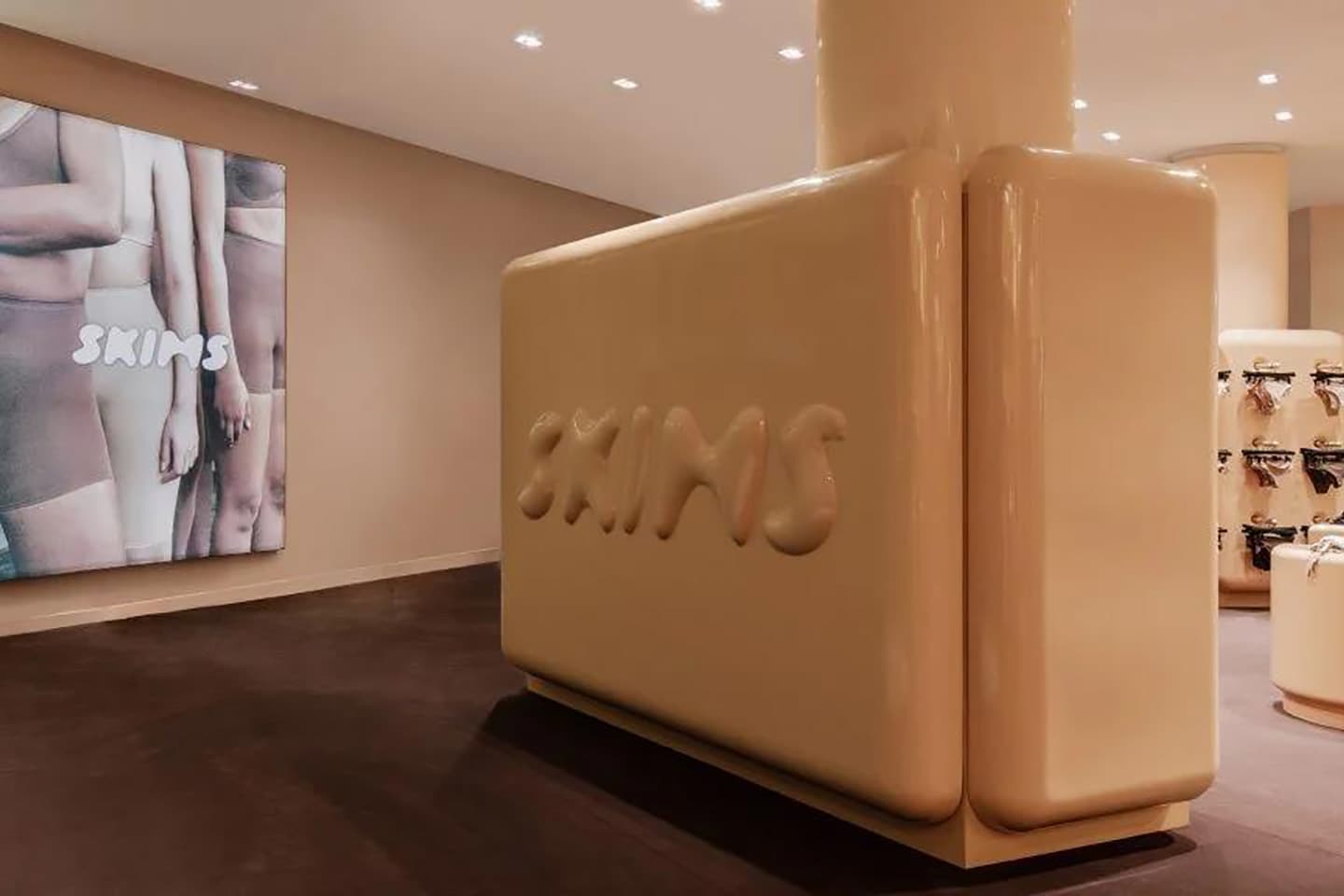 Глянцевый интерьер для магазина SKIMS в Париже – проект Вилло Перрона