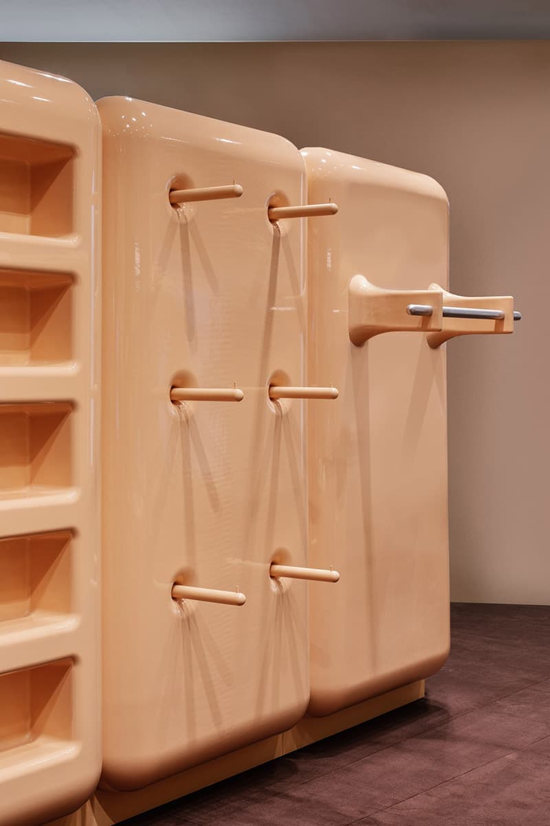 Глянцевый интерьер для магазина SKIMS в Париже – проект Вилло Перрона