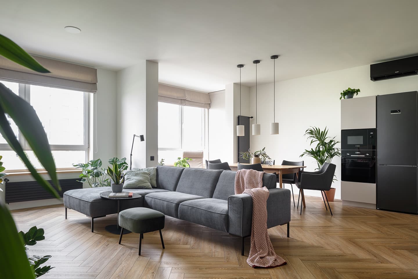 Скандинавский минимализм и обилие живых растений – проект дизайн-студии Кубквадрат