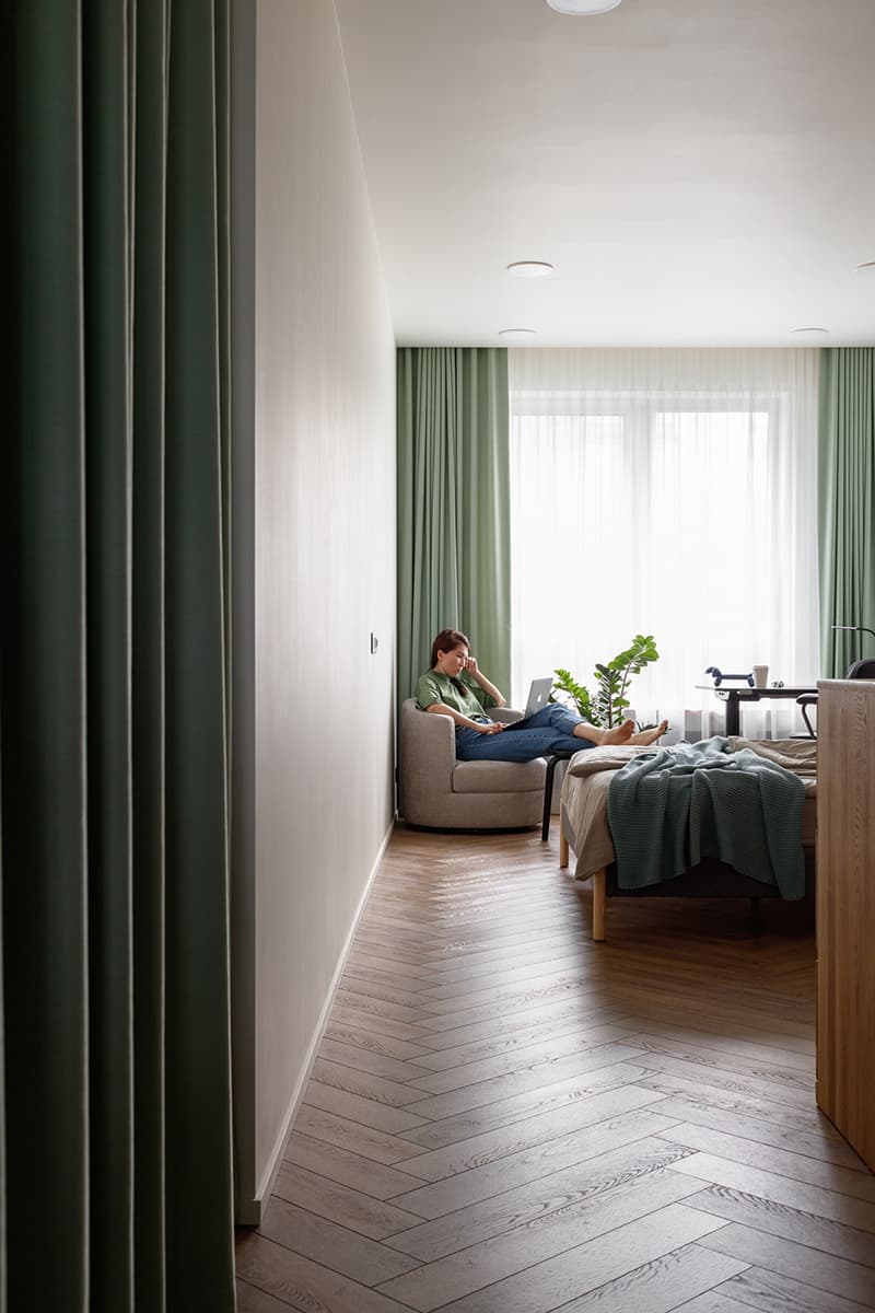 Скандинавский минимализм и обилие живых растений – проект дизайн-студии Кубквадрат