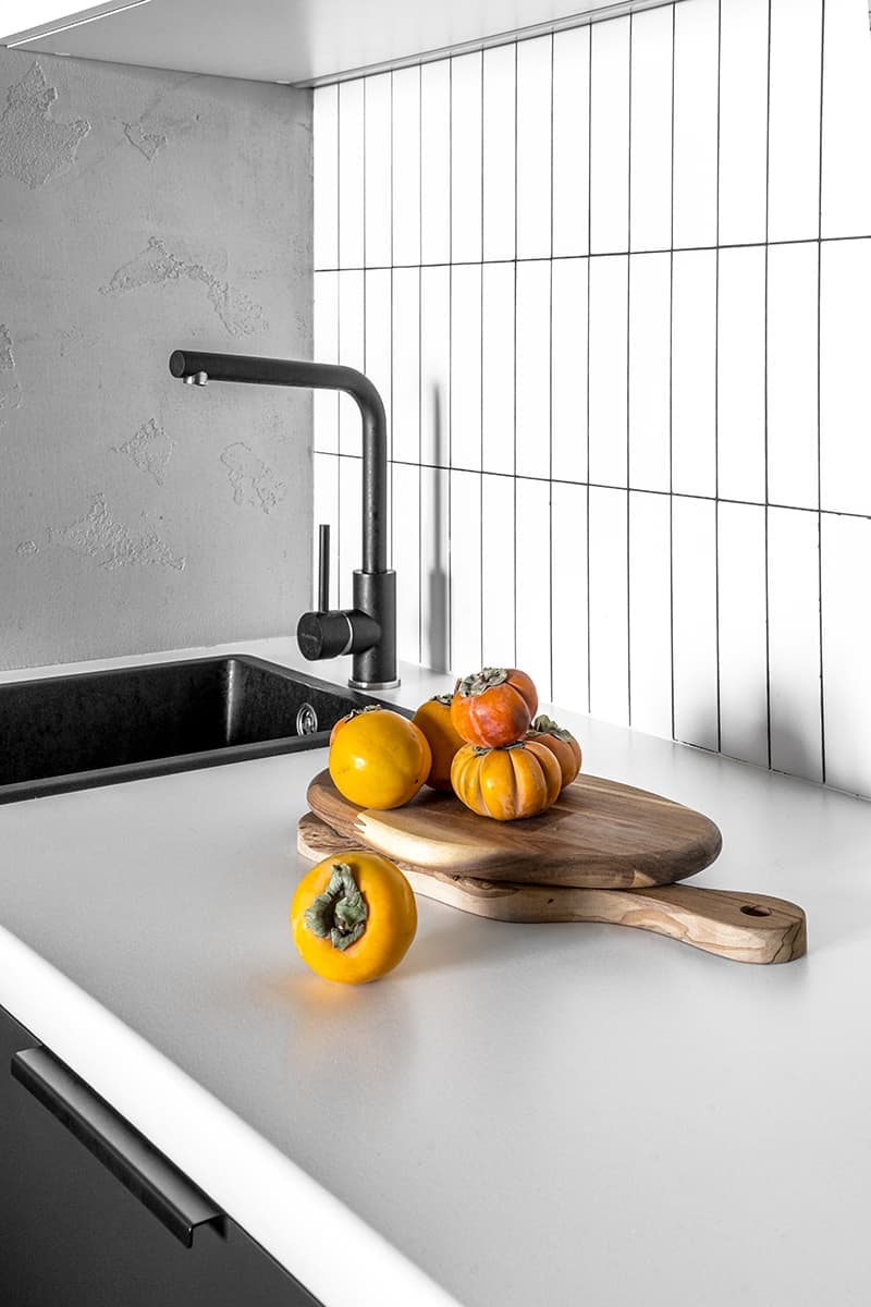 Искусство, декор и зонирование в небольшой московской студии – проект команды дизайн-бюро KIDZ