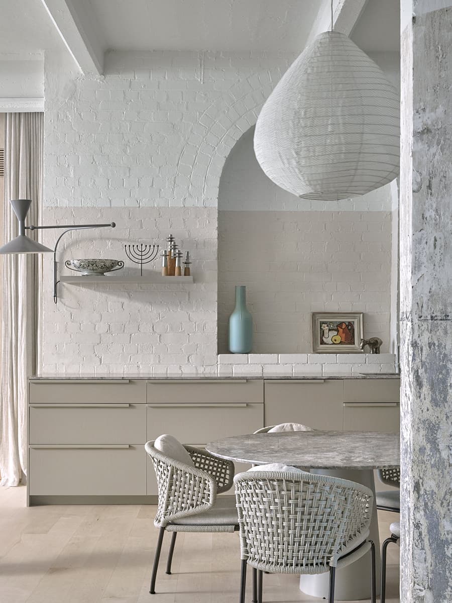 Безмятежный интерьер квартиры в промышленном здании – проект дизайн-студии O’Connor and Houle