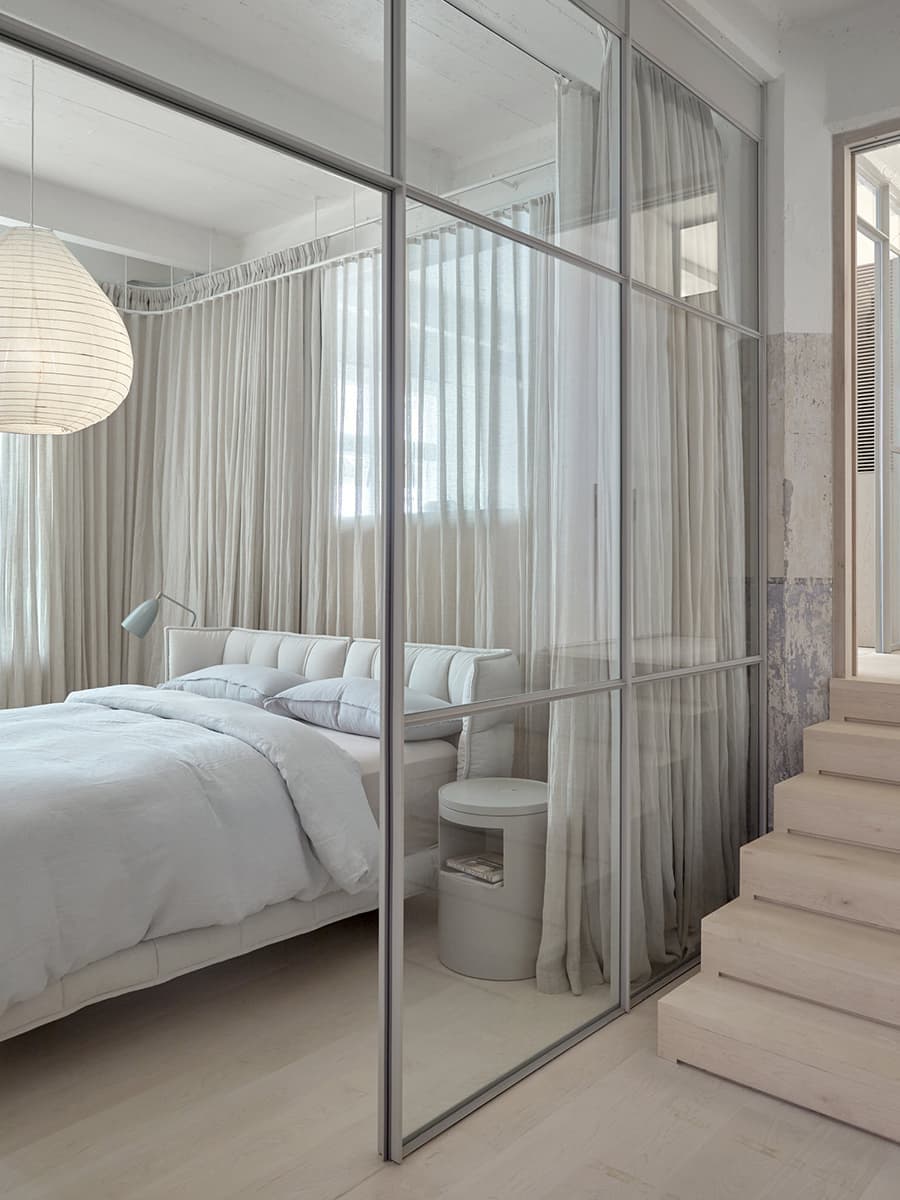 Безмятежный интерьер квартиры в промышленном здании – проект дизайн-студии O’Connor and Houle