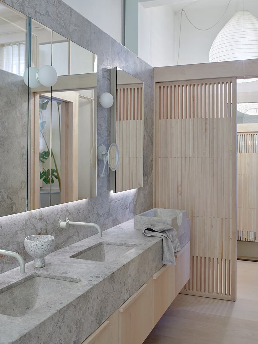 Безмятежный интерьер квартиры в промышленном здании – проект дизайн-студии O’Connor and Houle