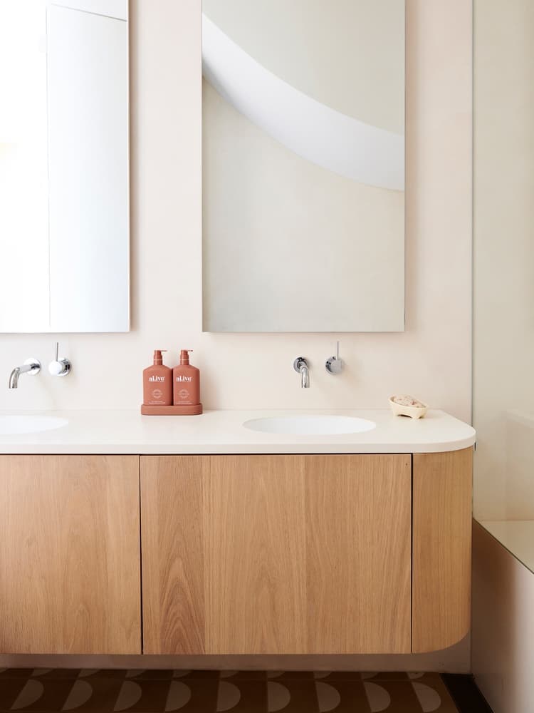 Светлый коттедж с ассиметричным потолком – проект австралийского дизайн-бюро Foomann Architects