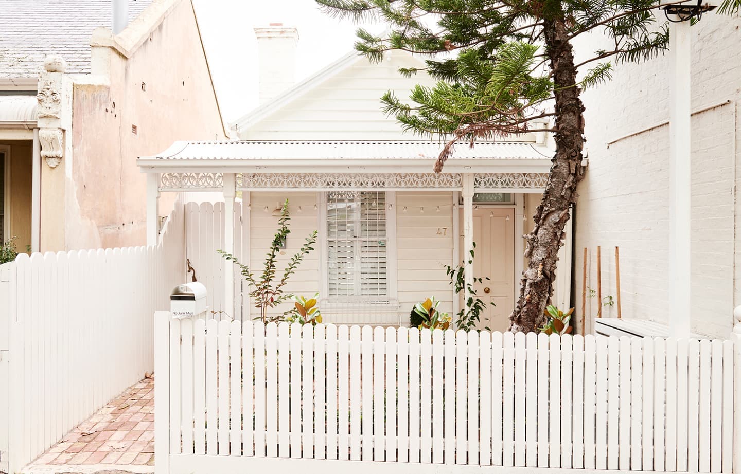 Светлый коттедж с ассиметричным потолком – проект австралийского дизайн-бюро Foomann Architects