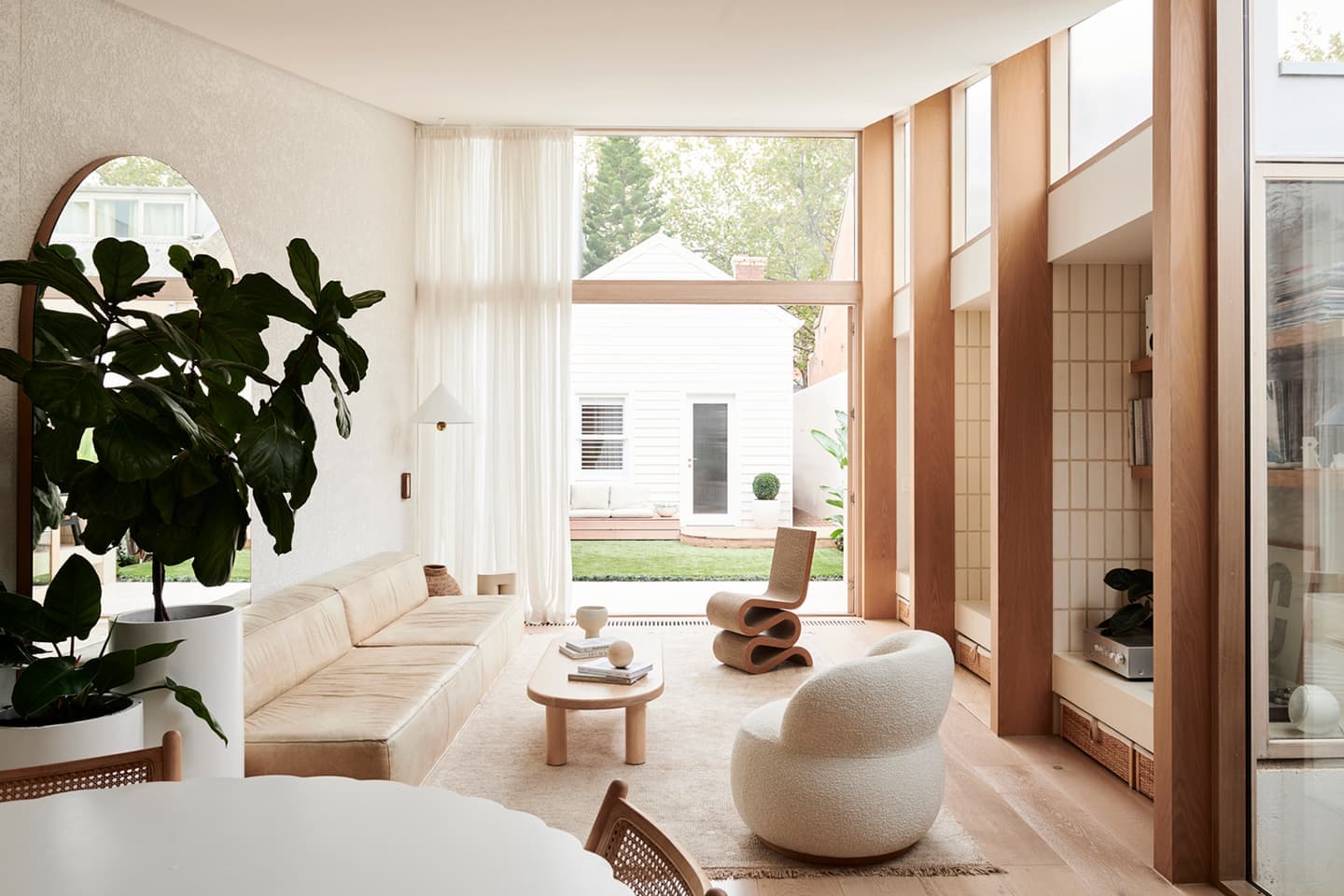 Светлый коттедж с ассиметричным потолком – проект австралийского дизайн-бюро Foomann Architects