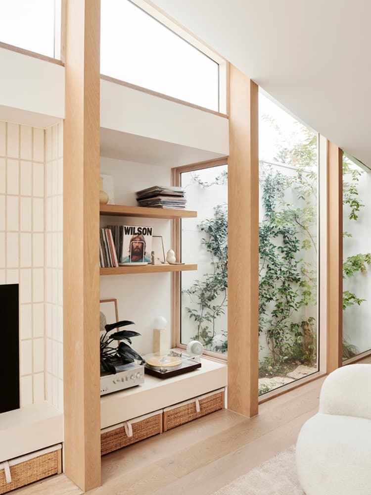 Светлый коттедж с ассиметричным потолком – проект австралийского дизайн-бюро Foomann Architects