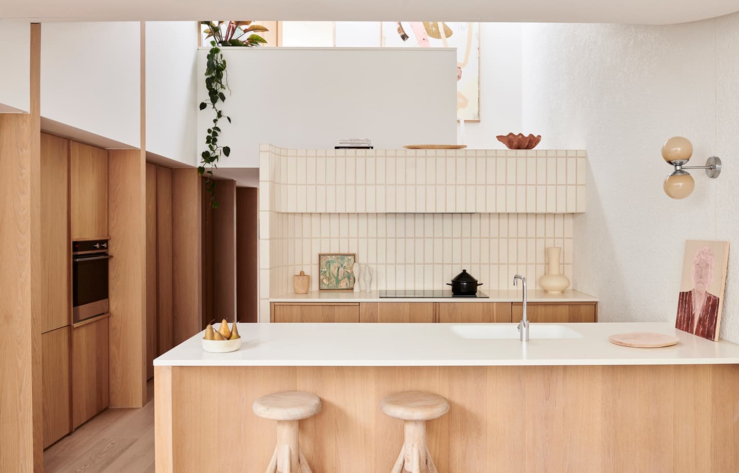 Светлый коттедж с ассиметричным потолком – проект австралийского дизайн-бюро Foomann Architects