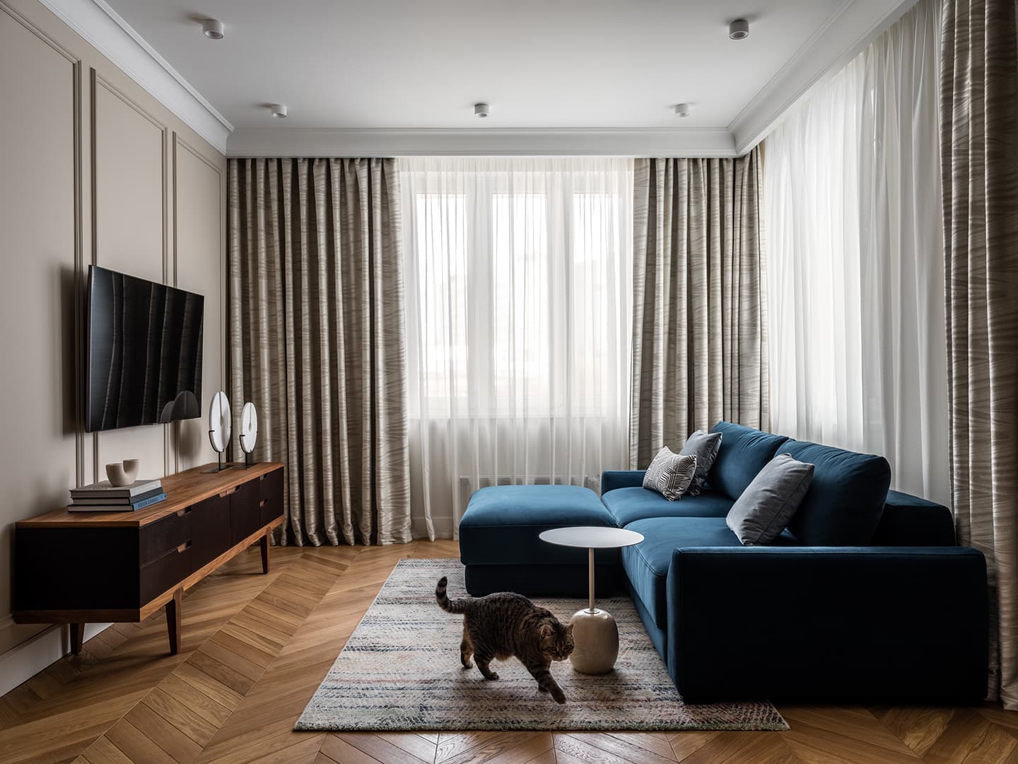 Чувственный интерьер с синими акцентами – проект дизайн-студии BALCON