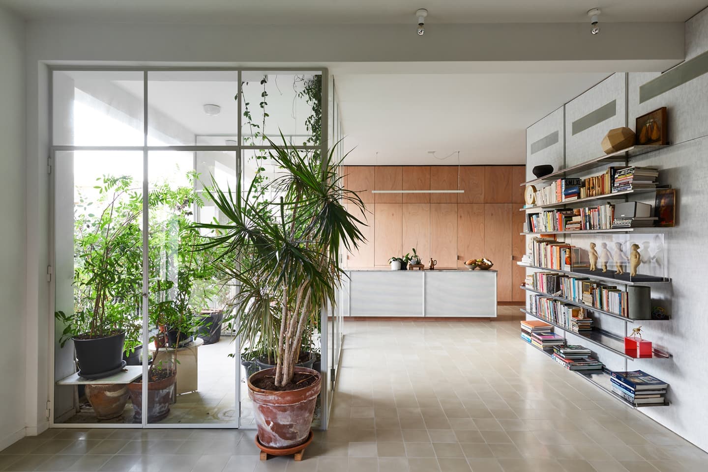 Квартира с зеленой лоджией в Тель-Авиве – проект Salty Architects