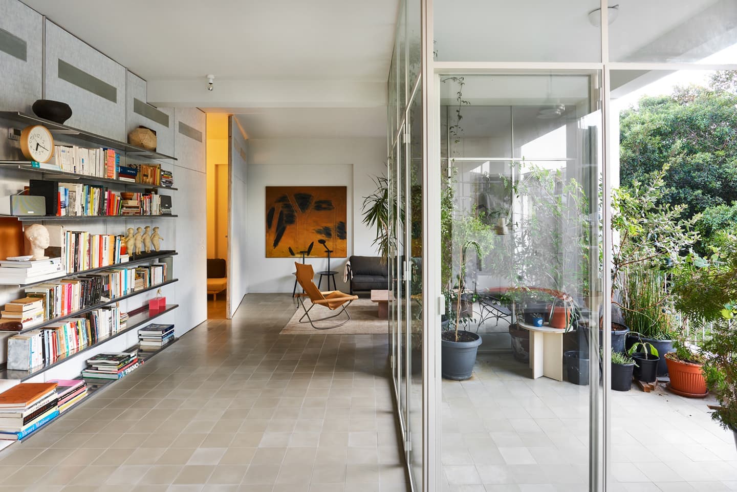 Квартира с зеленой лоджией в Тель-Авиве – проект Salty Architects