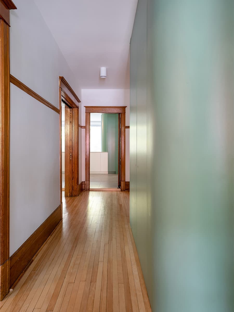 Воздушный интерьер квартиры в Монреале – проект канадской студии Naturehumaine