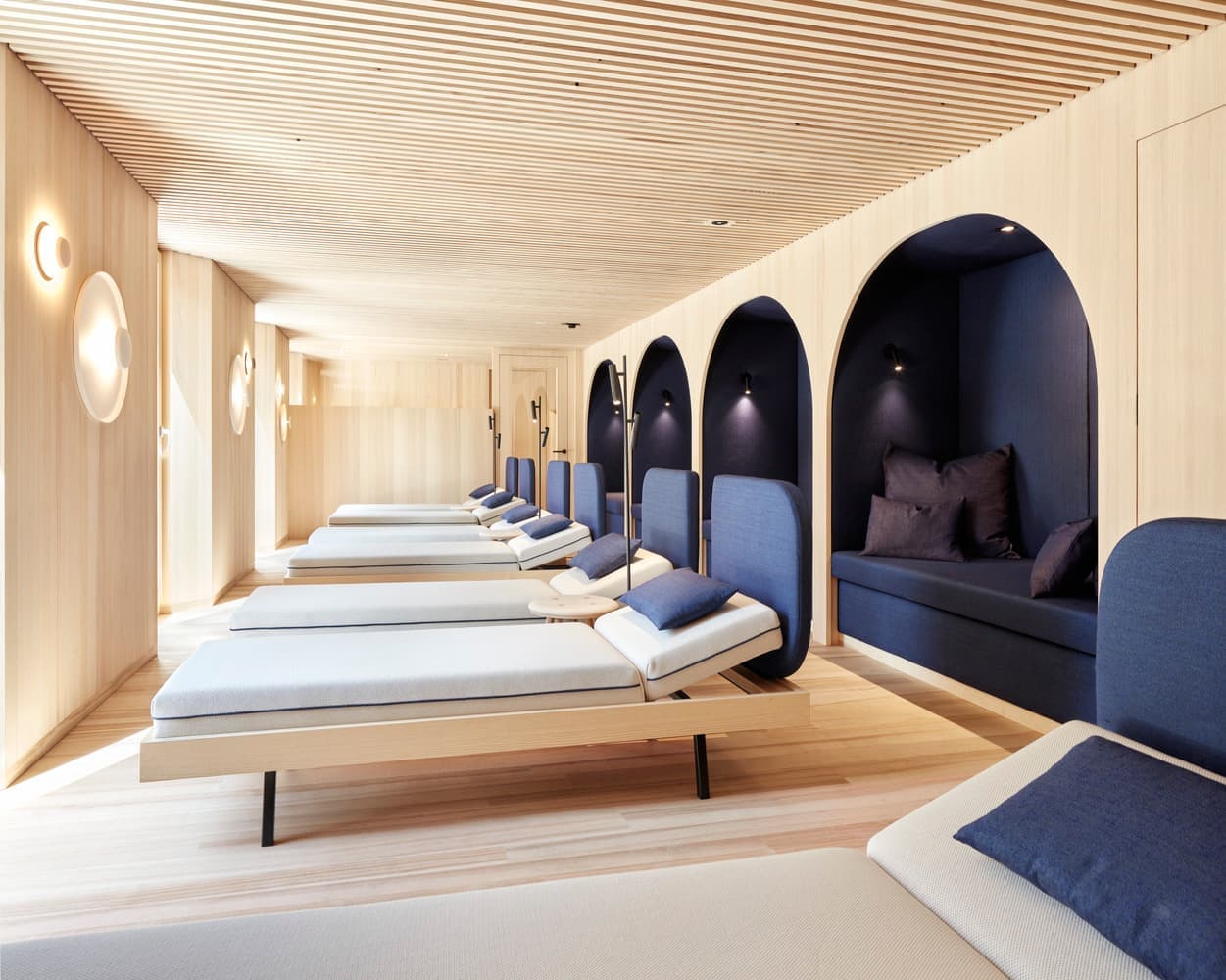 Теплый домашний интерьер семейного отеля в Австрии – проект архитектурного бюро firm Architekten