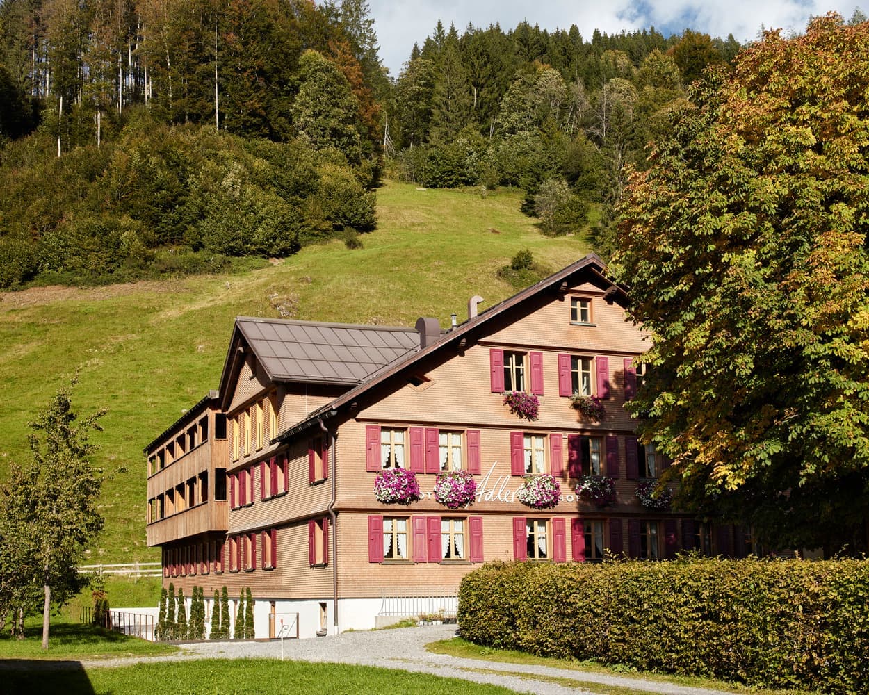 Теплый домашний интерьер семейного отеля в Австрии – проект архитектурного бюро firm Architekten