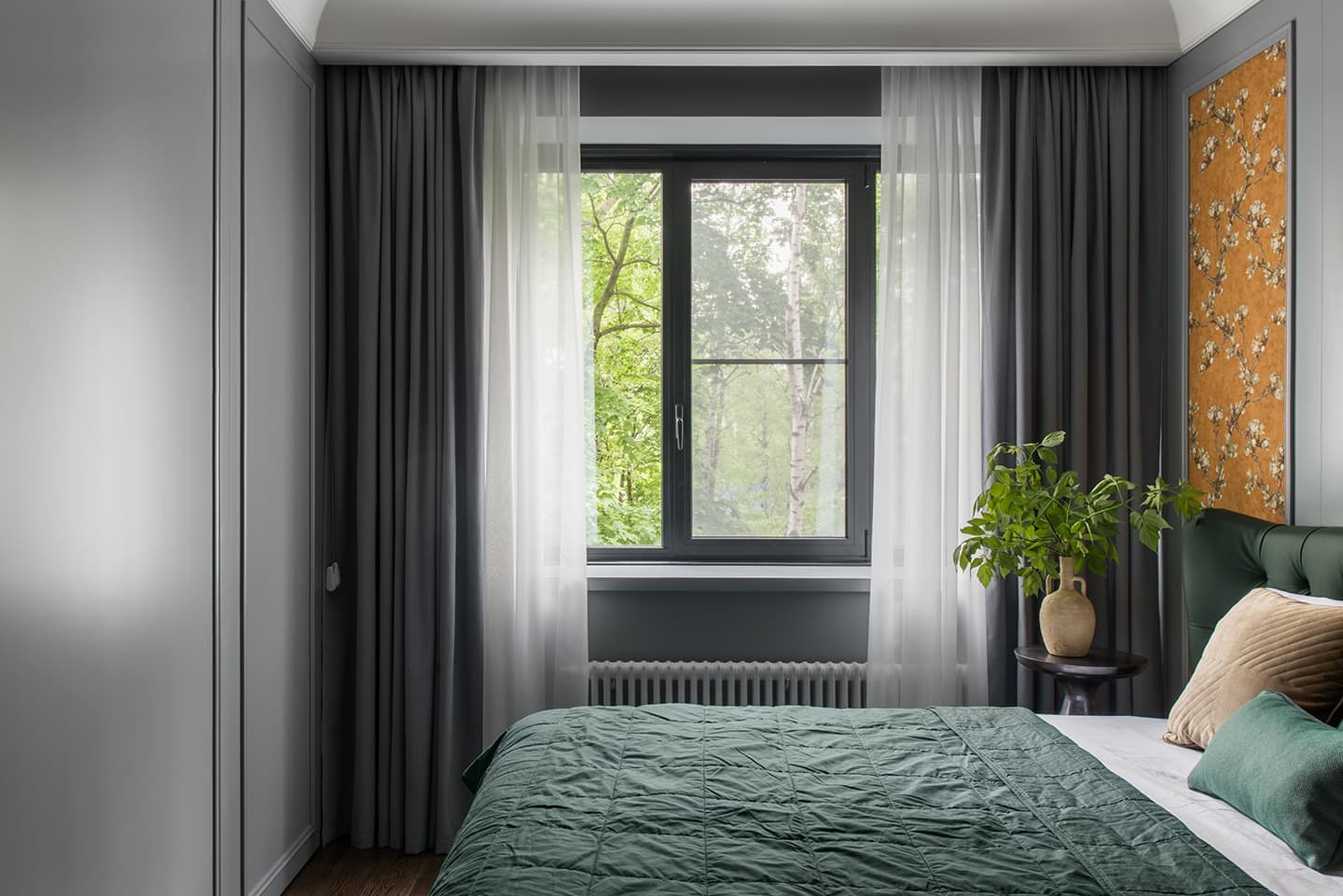 Квартира с четырьмя спальнями в глубоких оттенках – проект Buro.Team