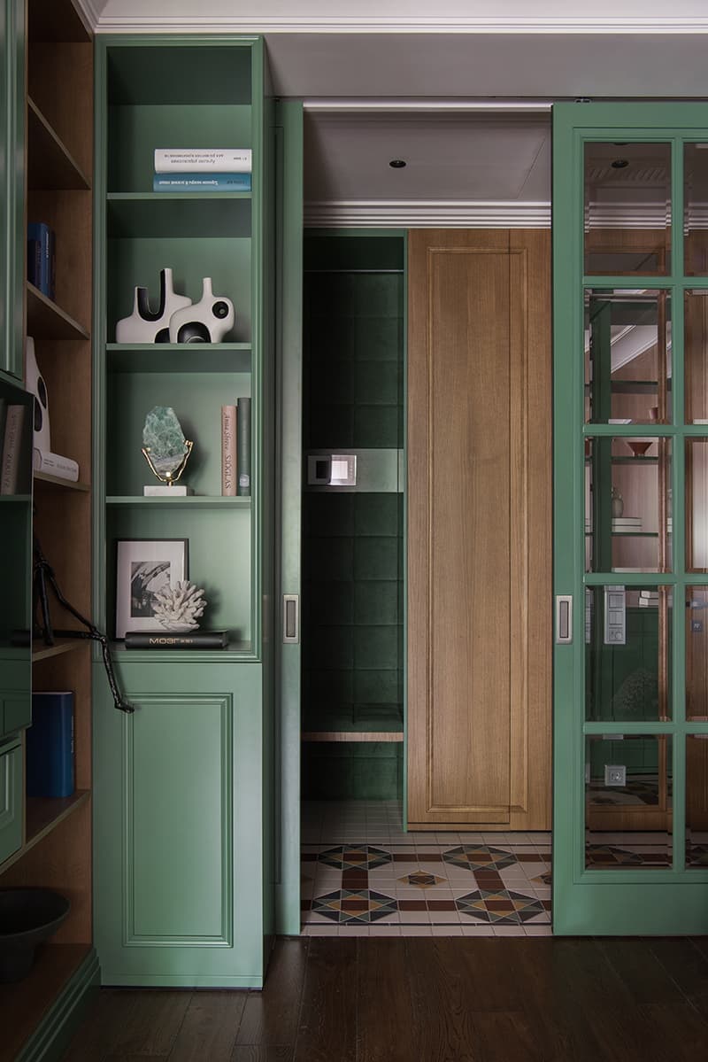 Квартира с четырьмя спальнями в глубоких оттенках – проект Buro.Team