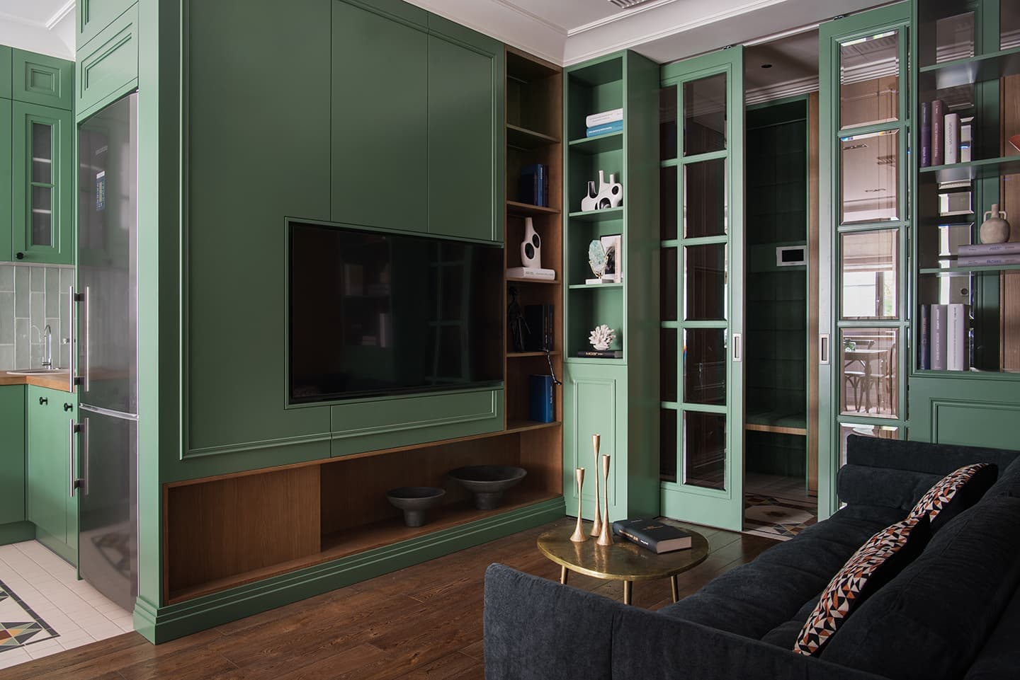 Квартира с четырьмя спальнями в глубоких оттенках – проект Buro.Team