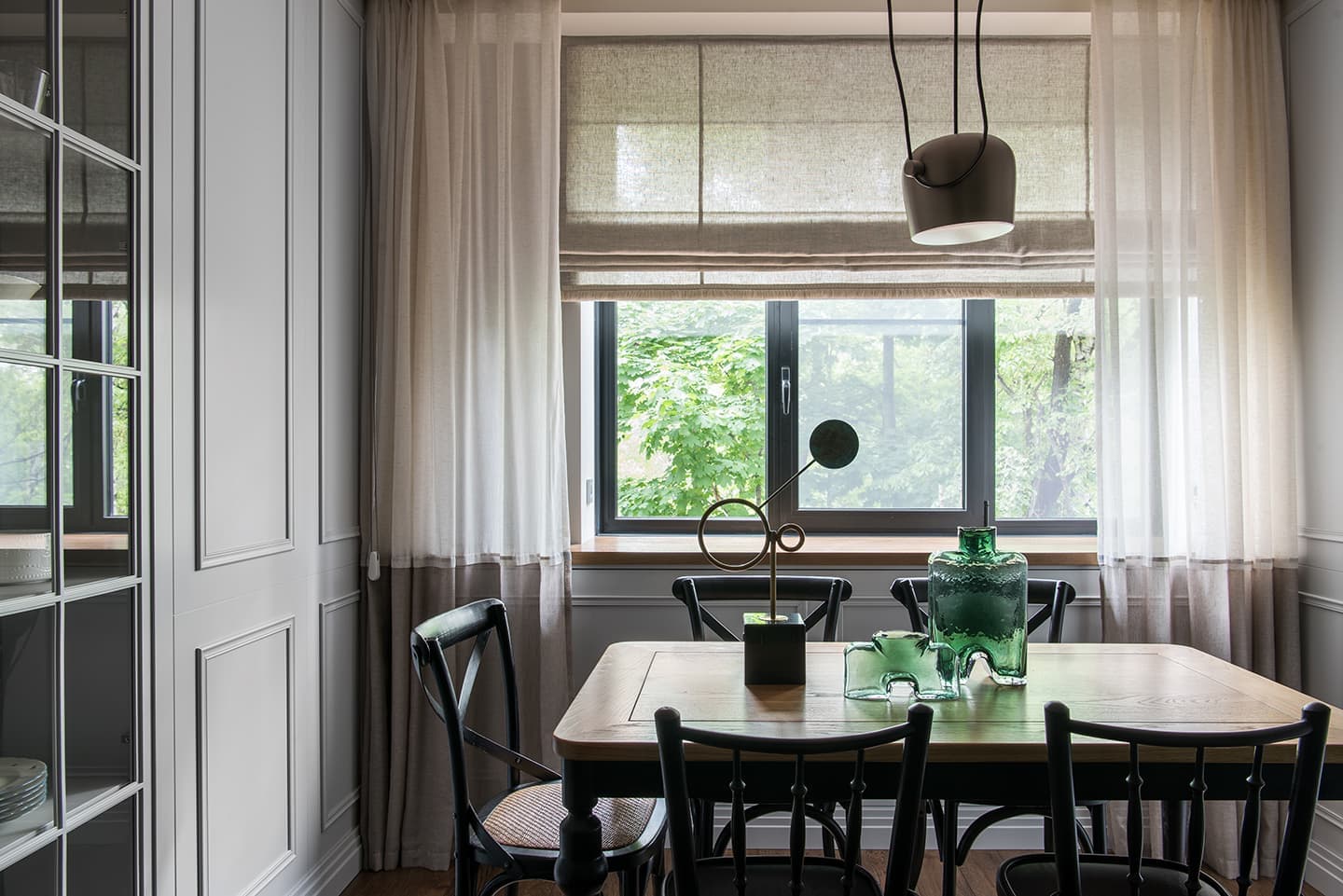 Квартира с четырьмя спальнями в глубоких оттенках – проект Buro.Team