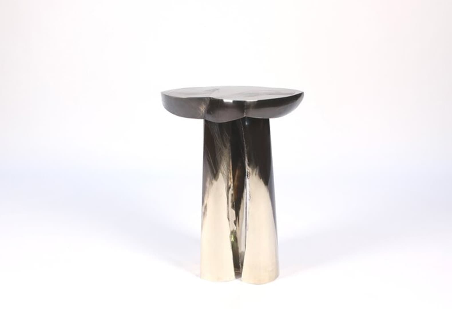 The Maison Armand Jonckers. Столик Tatau