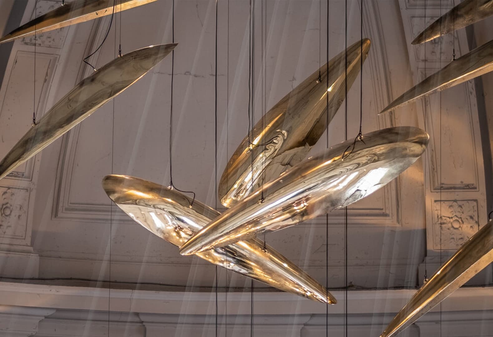 Владимир Славов / DIM Atelier. Светильники The Sharks. Фото Pieter D’hoop