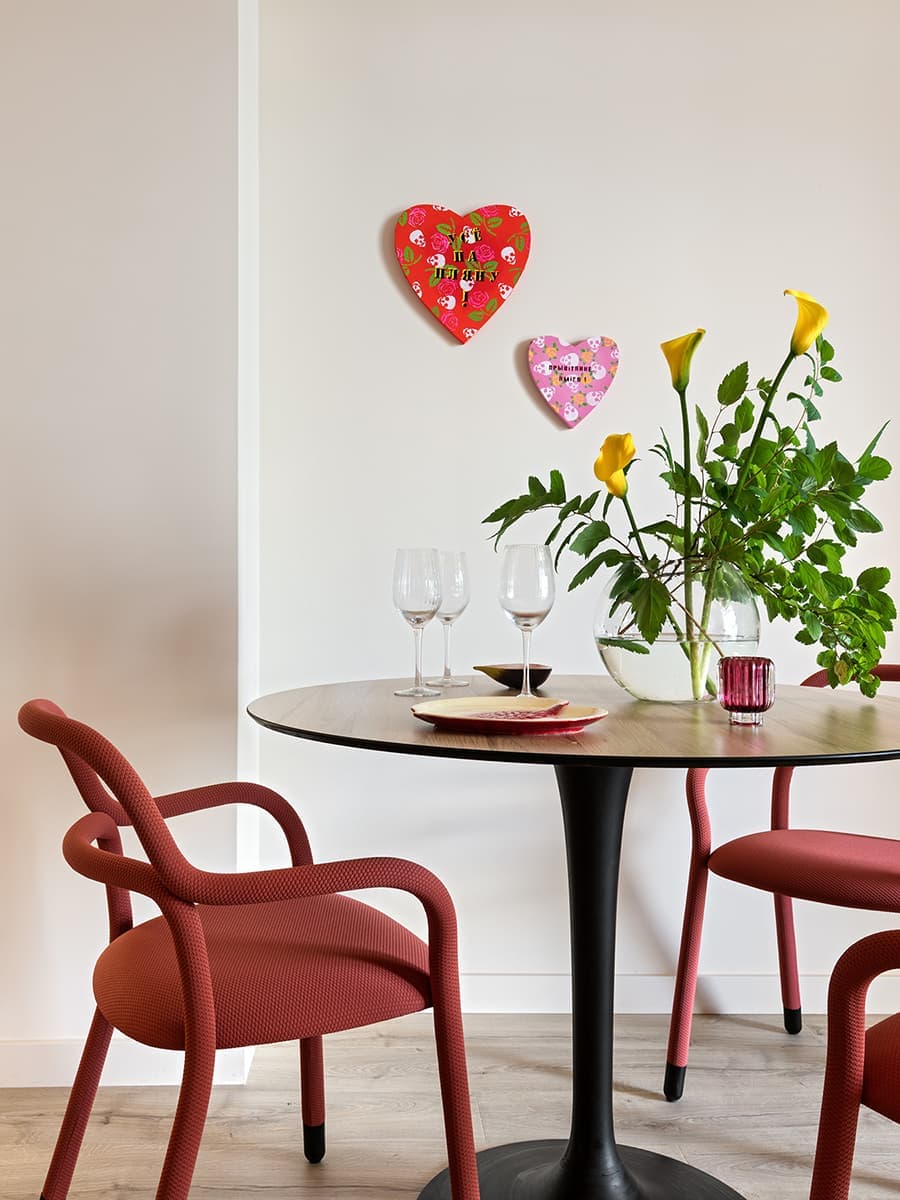 Красочный интерьер с розовой кухней – проект Екатерины Успенской