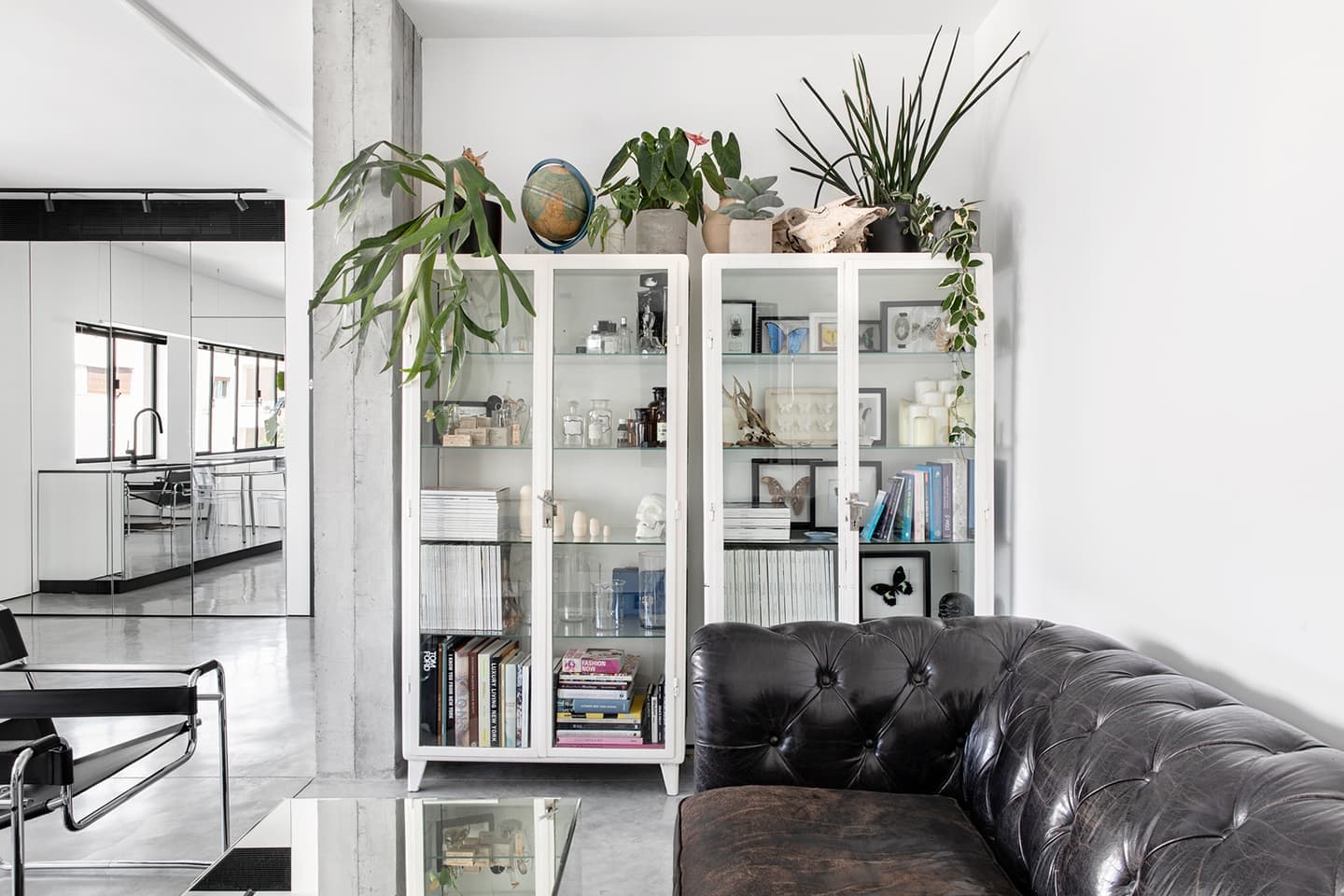 Зеркальный интерьер с индустриальными элементами – проект дизайнера Яэля Перри